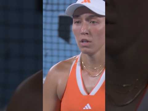 The crowd LOVE this smash! 💥