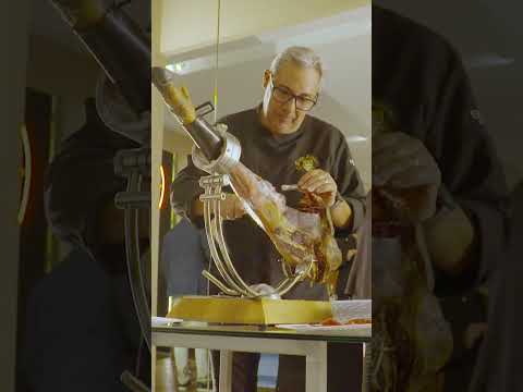 👔 Pepelu y Jesús Vázquez visitan la tienda oficial de  Blackcape | VALENCIA CF