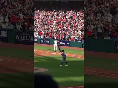José Ramírez ties things up in Cleveland 🤘