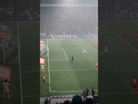 History made! Kevin Diks scores the first #Bundesliga goal for Indonesia! 🖤🤍💚 #Borussia