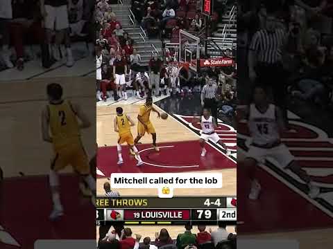 That air time 😱 #louisvillecardinals  #collegebasketball #ncaabasketball #accbasketball #basketball