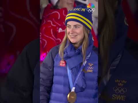 Ebba Andersson and Johannes Hoesflot Klaebo receive their gold medals 🥇⛷️