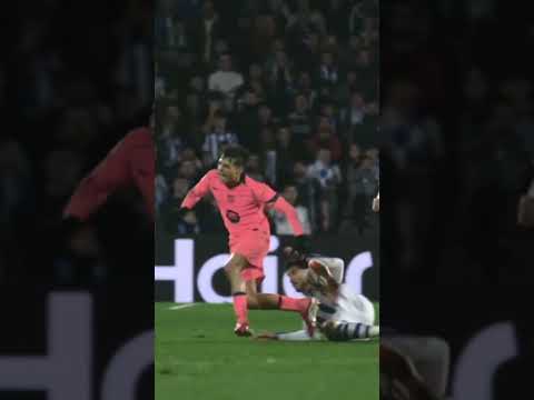 This tackle on Pedri resulted in a red for Carlos Soler 😬