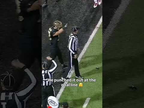 DEFENSE 💯 #wakeforest #wakeforestdemondeacons #accfootball #collegefootball #football #sports