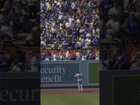 Shohei Ohtani sends this home run the other way 😤