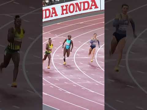Shericka Jackson cruises to 21.99 in the semis #worldathleticschamps #sherickajackson #jamaica