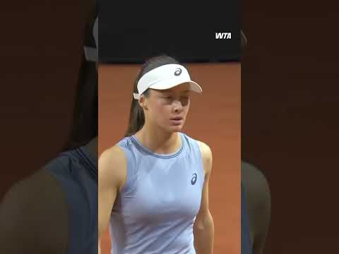 Fighting for every point! 👊 Zeynep Sonmez takes the first set 7-6(2) over Fernandez.#ZeynepSonmez