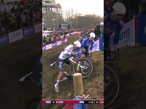 Traffic jam! 🚦 Mathieu van der Poel does well to avoid a long slide down the hill 😳