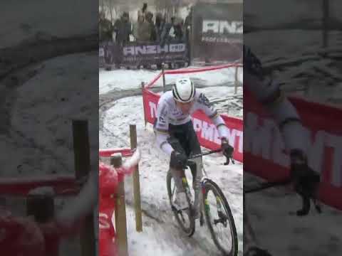 Van der Poel goes down in the snow! Has he opened the door for Wout van Aert behind? 😮