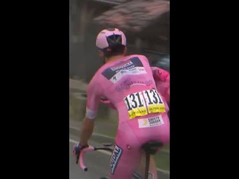 Matt Stephens gives Paul Magnier a 9 out of 10 for putting his pink cape on! 👏