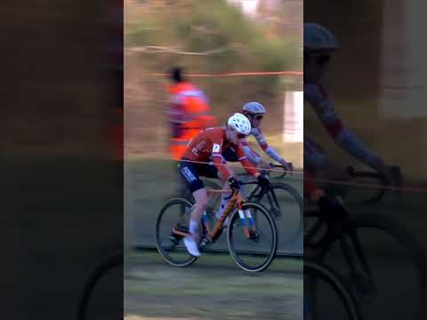 Seeing double 🫥🫥 Puck Pieterse appears to have a clone of Amandine Fouquenet to deal with 😆