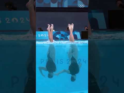 Throwback to Spanish duo Iris Tió Casas and Alisa Ozhogina nailing the moonwalk! 👯‍♀️❤️‍🔥#Olympics