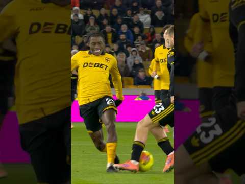 Luke Shaw Starts The Attack With A GREAT Tackle 💪