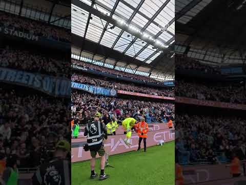 How Donnarumma celebrates with the fans 🧤🩵 #football #mancity #premierleague
