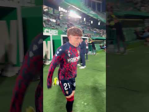 Los jugadores de Osasuna saltan a calentar en el Martínez Valero #ElcheOsasuna