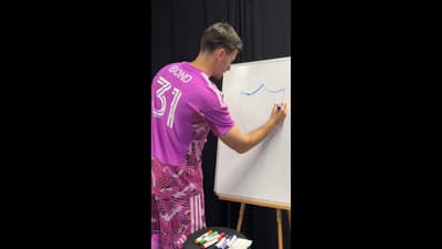 Bond draws LA Galaxy's logo ahead of the match