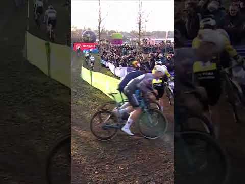 Van Aert down! 😮 A hot pace is being set as Wout van Aert loses ground on the leaders in Hofstade!