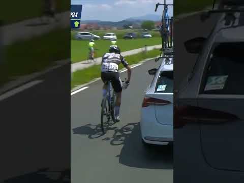 Love to see it 💚 Young riders race alongside the breakaway at the Tour of Slovenia! 👏