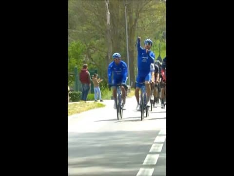 The riders have fun at the Giro d’Italia! Throwback to this solution for stopping attacks 😅