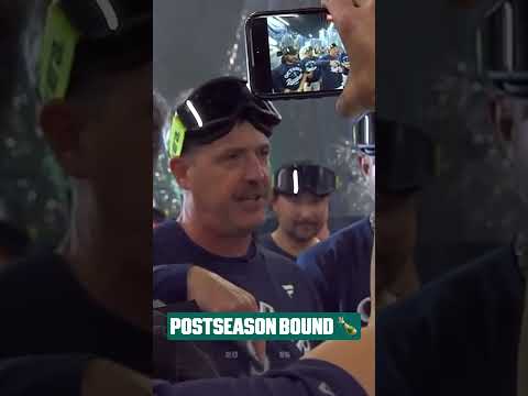 Dan Wilson addresses his team after the Mariners secured a #postseason berth 🥹