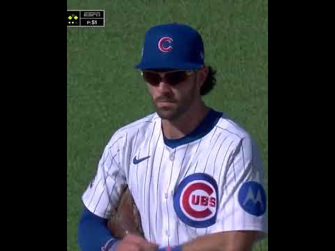 Dansby Swanson with a tricky catch to hold Manny Machado at 3rd 👀