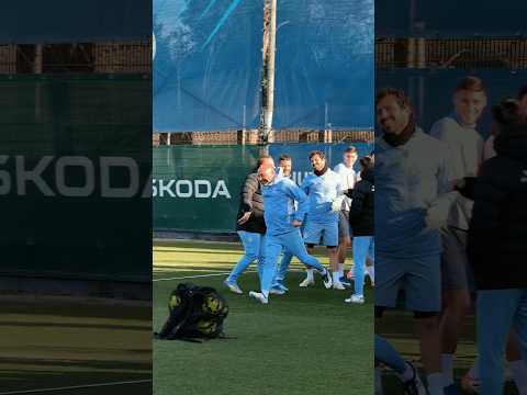 Doble túnel de collejas para el míster. ¡Feliz cumpleaños, Manolo! 🎂 #RCDE
