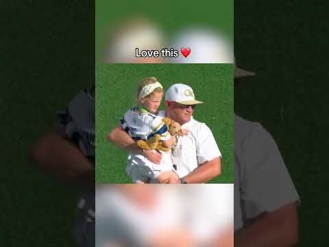 Brent Key’s daughter wanted a pic with Haynes King before the game 🥹