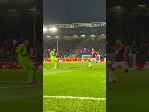 Oliver Sonne with his first Premier League goal 🇵🇪 #burnleyfc #football #premierleague