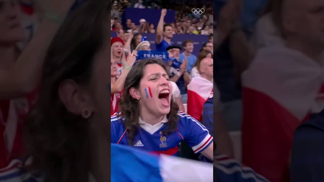 The home crowd loved that. 👏 What a move from France's Barthelemy Chinenyeze. 🇫🇷🏐 #Olympics
