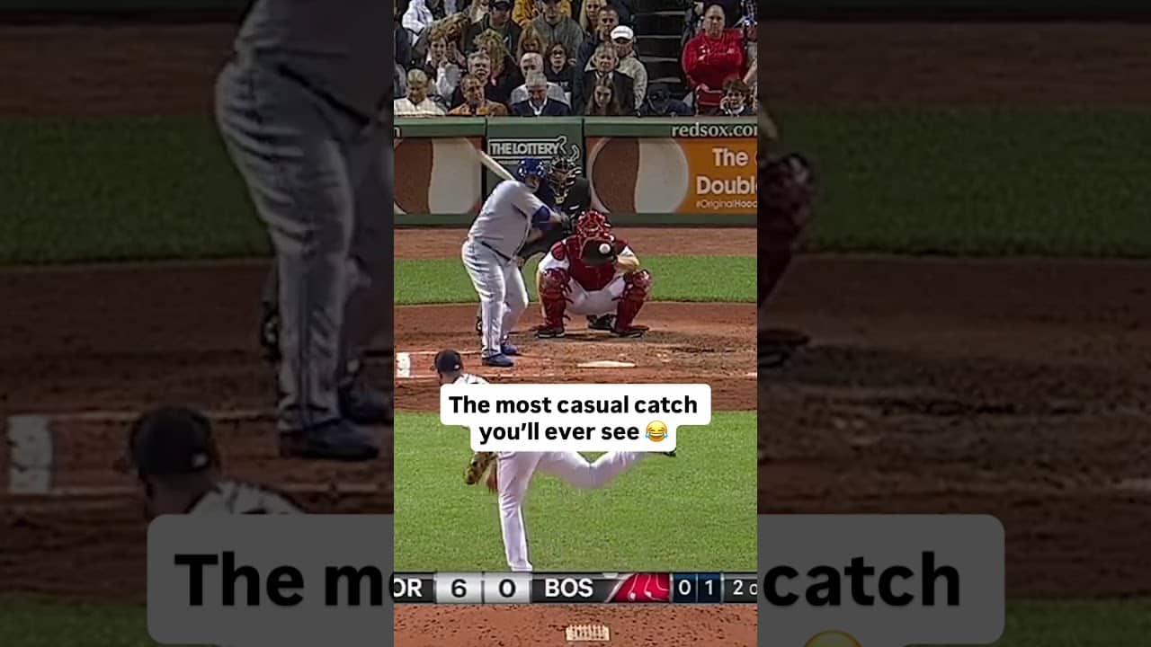 The most casual catch you’ll ever see 😂 #baseball #mlb
