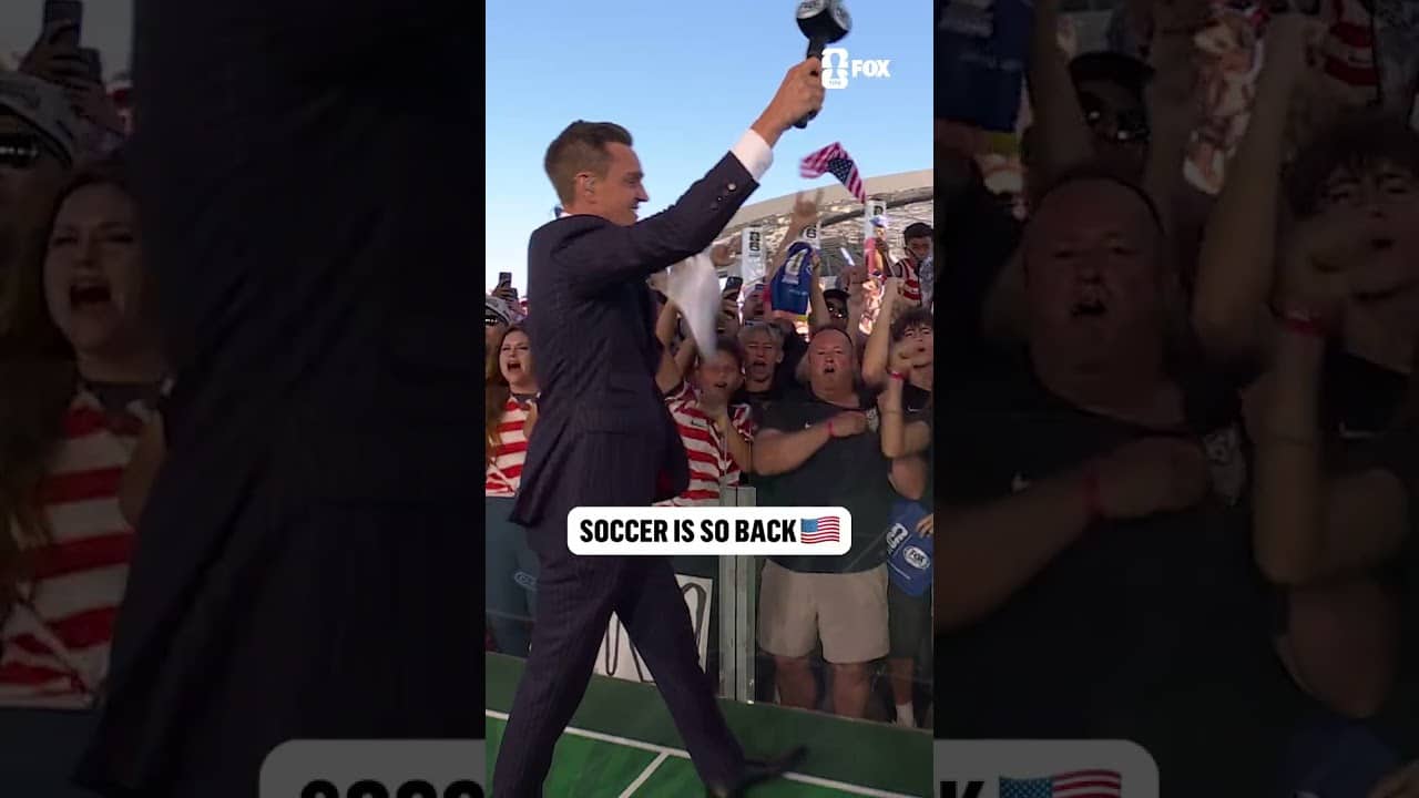 "USA, USA, USA" πΊπΈ Stu Holden gets the LA crowd ready for USMNT vs Paraguay