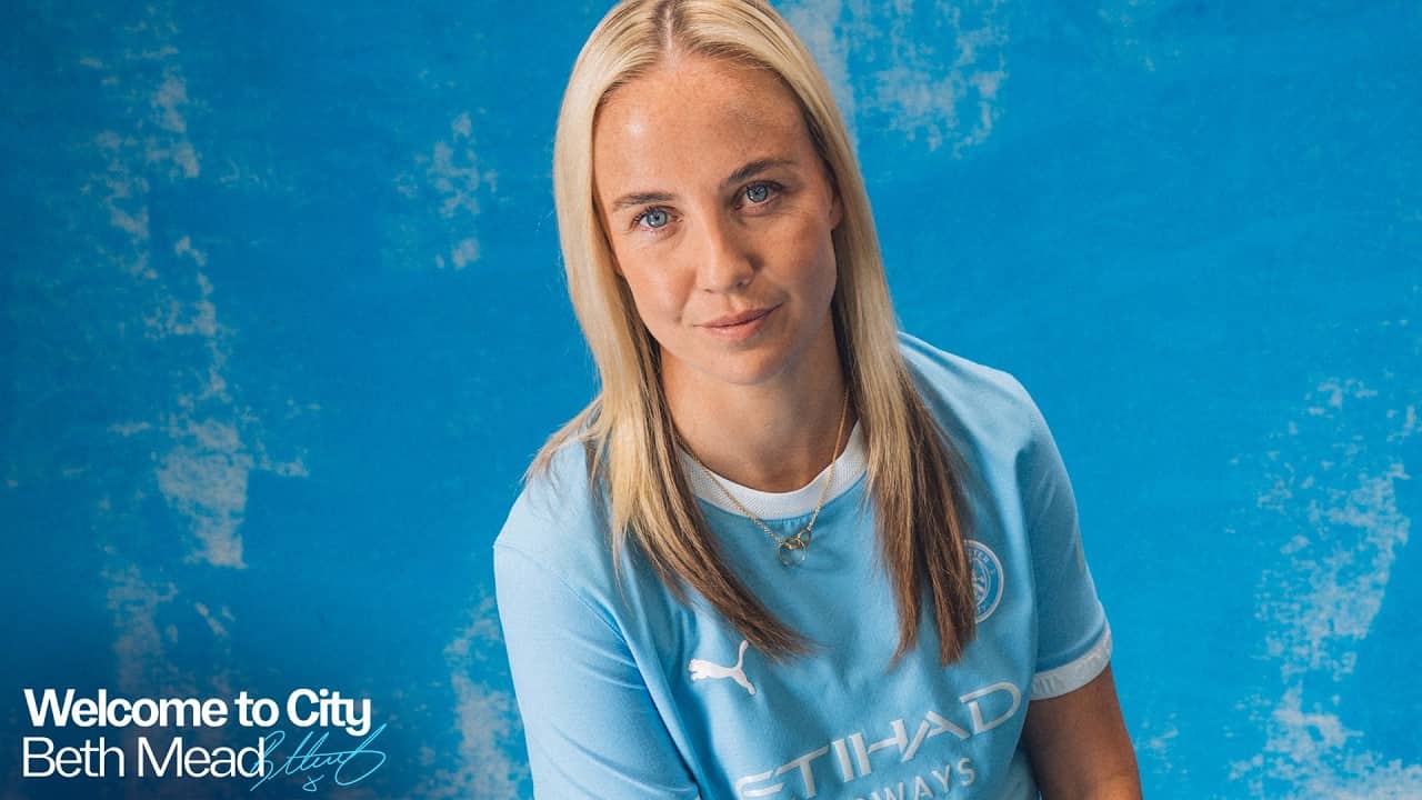 Beth Mead Signs for the WSL Champions! | Welcome to Manchester City ✍️
