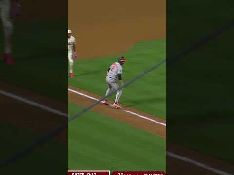 The Angels turn an unorthodox double play 😳