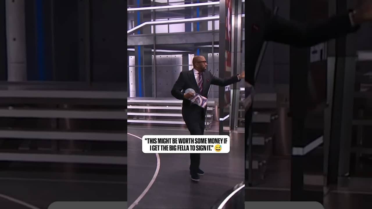 Kenny Smith always has gifts for the Inside the NBA crew š