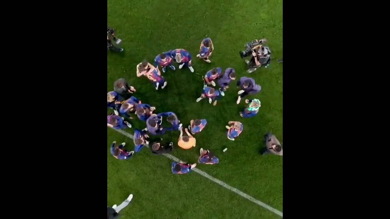 Robert Lewandowski's teammates tossed him in the air after his final home game 🤣❤️