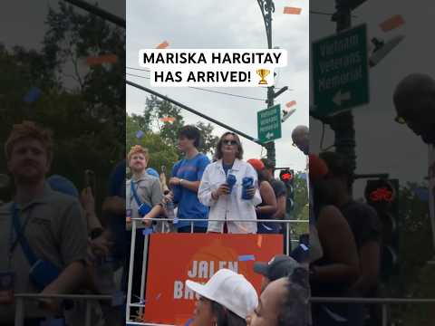 Mariska Hargitay is having a time at the Knicks championship parade π
π