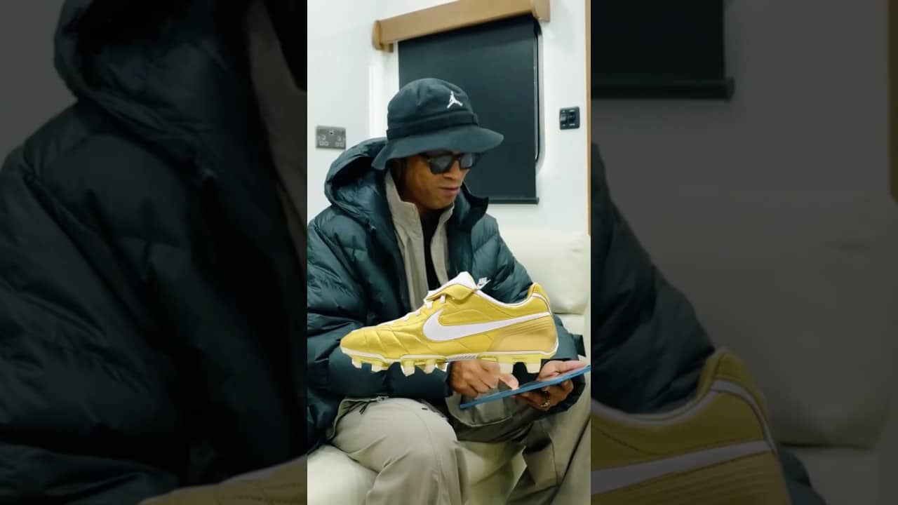 Which Nike boot got a 10/10 from Ronaldinho? ⚽️👀 #shorts #football #soccer #ronaldinho #nike