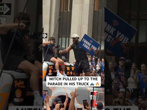 Mitchell Robinson rolling through the Knicks Championship Parade in style