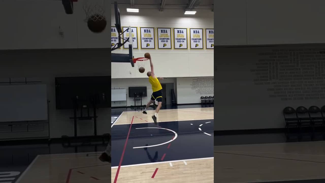 Jay Huff’s Dunk Package is Unmatched 🔁 (🎥/ig jay.huff.142)