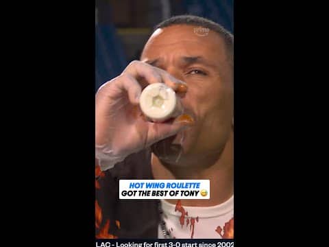 Tony Gonzalez Tries Hot Wing Roulette 🍗