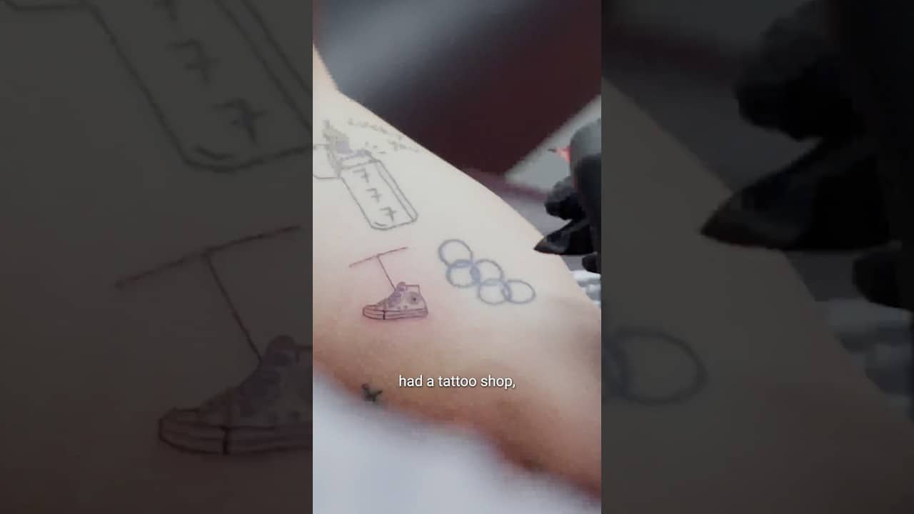 Meg Jones and Hannah Botterman’s World Cup tattoo tour 🏆 | @o@o2ukofficial #WearTheRose