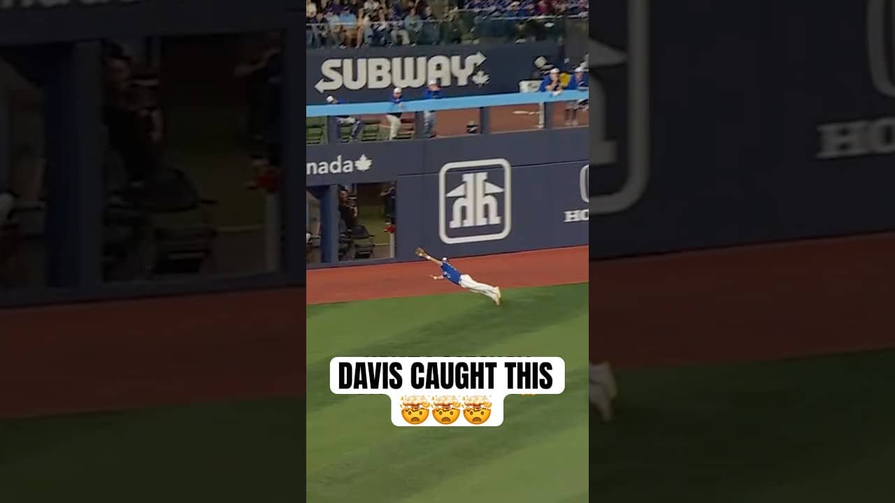 Davis Schneider with an INCREDIBLE diving catch 🤯 #MLB #BlueJays