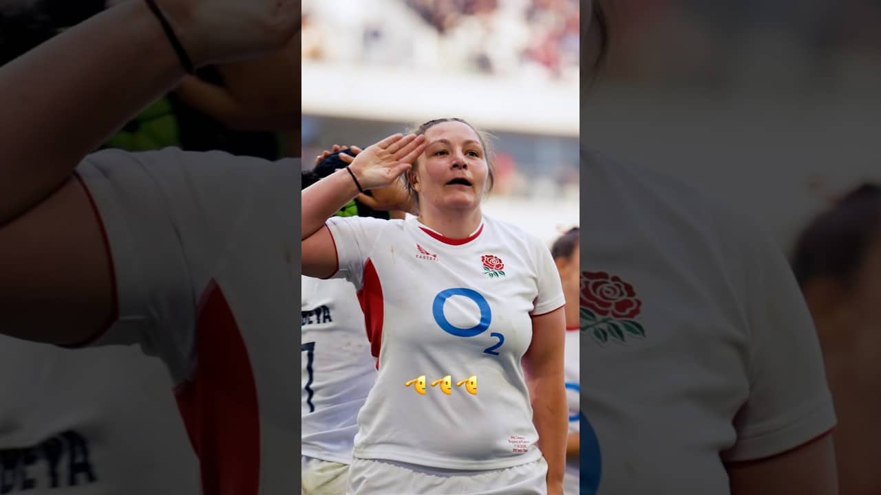 Amy Cokayne loves a French crowd π
| #redroses #englandrugby