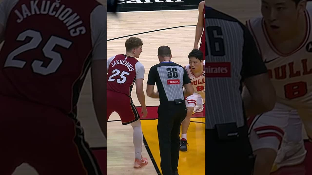 5-foot-7 Yuki Kawamura wins the jump ball! 🤯 #nba #highlights #mustwatch #chicagobulls #basketball