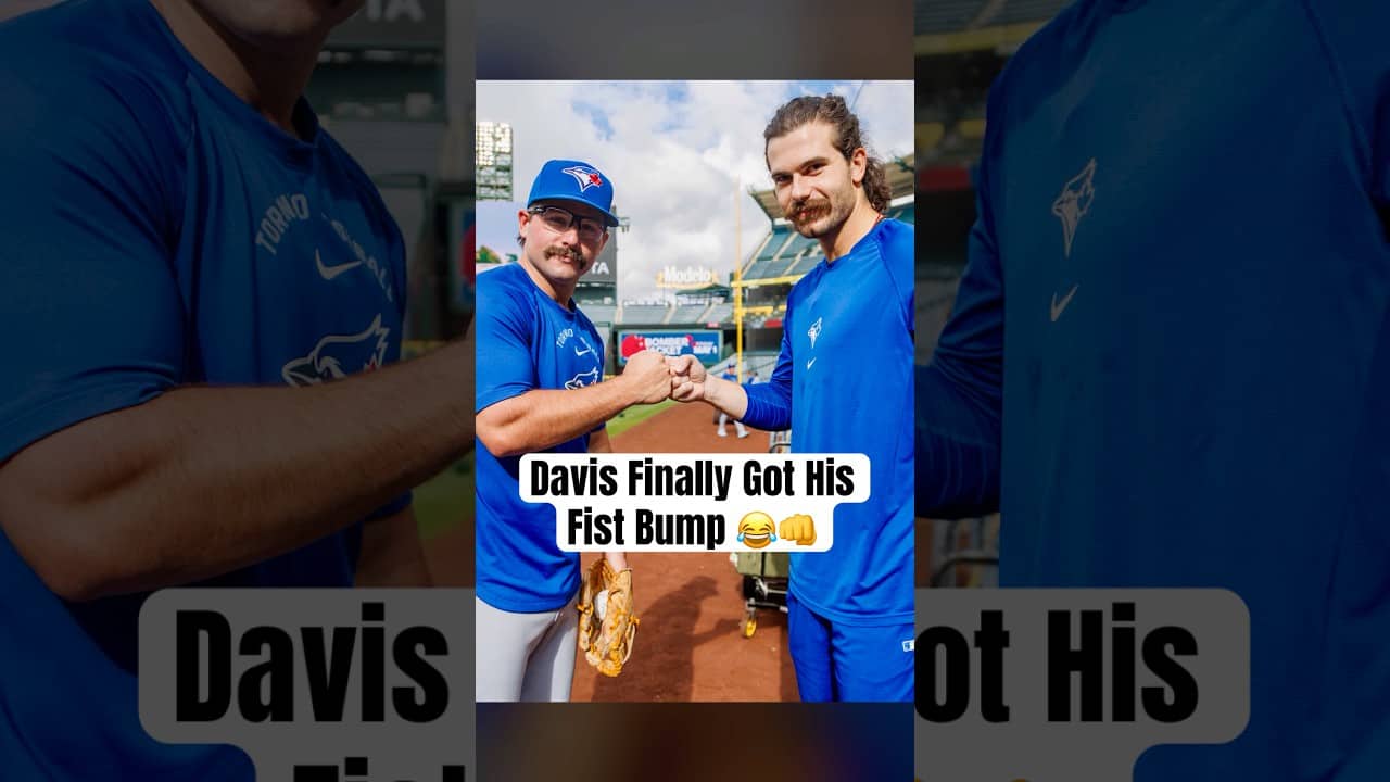UPDATE: Davis Schneider got his fist bump from Dylan Cease 👨🏻🥹 #MLB #BlueJays