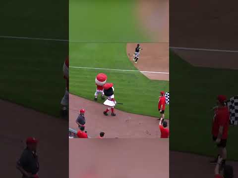 Reds mascot race is interrupted by Geraldo Perdomo 🤣
