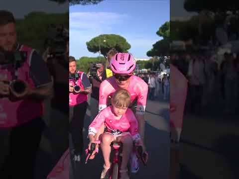 Jonas Vingegaard promised his daughter the Maglia Rosa, and he delivered ๐ฉท๐ฎ๐น
