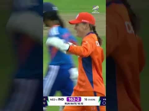 Skipper Babette de Leede dives to her left and completes a brilliant catch 👏