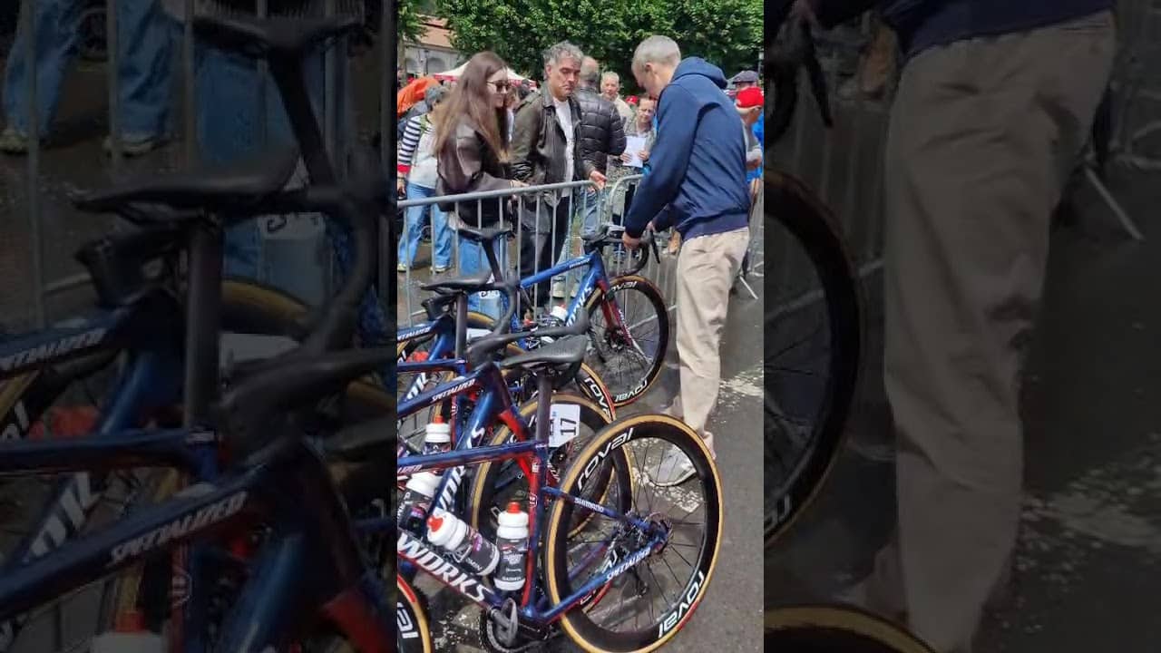Pre-race checks! ✅ UCI officials check handlebar width at La Vuelta Femenina!