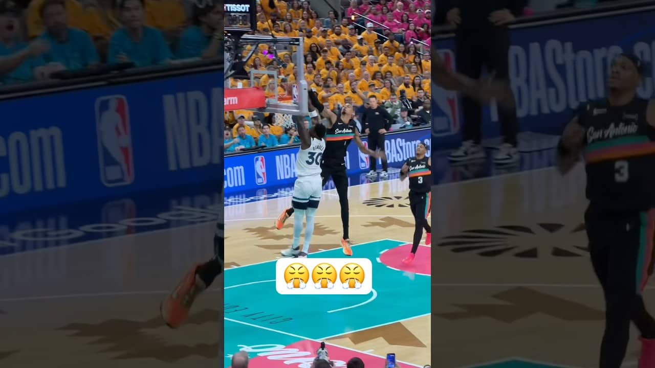 Julius Randle has a meeting with the rim